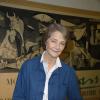 Charlotte Rampling au Grenier des Grands-Augustins à Paris pour apporter son soutien au Comité national pour l'éducation artistique, le 11 juillet 2013. Le CNEA fait vivre ce lieu magique de Paris où Pablo Picasso a peint "Guernica" dont on aperçoit ici une reproduction.