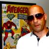 Vin Diesel pose devant le N°2 d'Avengers dans les bureaux Marvel.