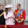 La duchesse de Cambridge Kate Middleton et son époux le prince William avec le prince Harry lors des cérémonies de Trooping the Colour le 15 juin 2013 à Londres.