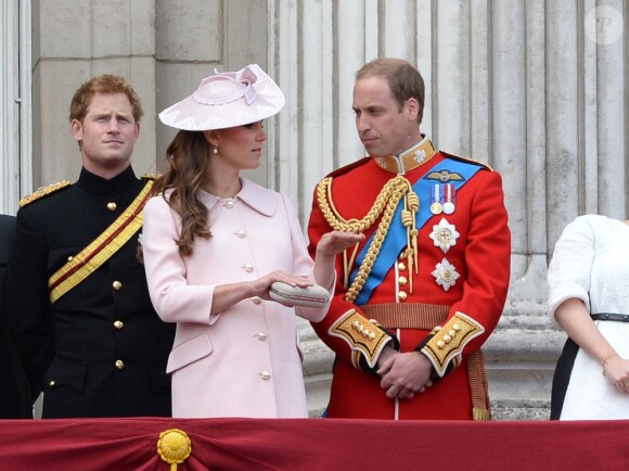 La duchesse de Cambridge Kate Middleton et son époux le prince William avec le prince Harry lors des cérémonies de Trooping the Colour le 15 juin 2013 à Londres.