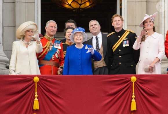 La duchesse de Cambridge Kate Middleton, son époux le prince William, la reine Elizabeth II, le prince Charles et Camilla Parker Bowles, le prince Harry, lors des cérémonies de Trooping the Colour le 15 juin 2013 à Londres.