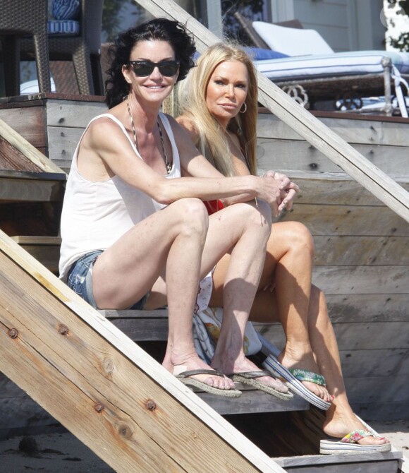 Janice Dickinson avec une amie sur une plage avec une amie à Malibu à l'occasion de la fête nationale, le 4 juillet 2013.