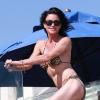 Janice Dickinson en maillot de bain sur une plage avec une amie à Malibu à l'occasion de la fête nationale, le 4 juillet 2013.