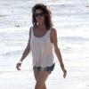 Janice Dickinson se promène sur une plage avec une amie à Malibu à l'occasion de la fête nationale, le 4 juillet 2013.