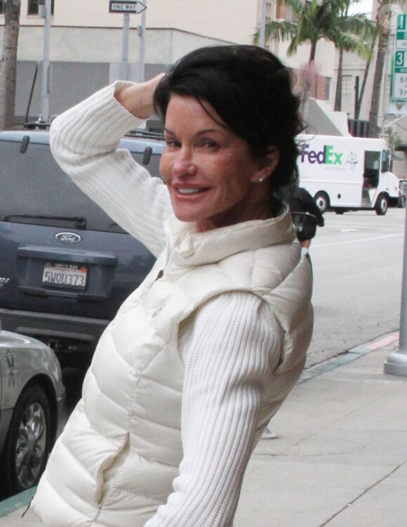 Janice Dickinson pose pour les photographes dans les rues de Beverly Hills, le 14 décembre 2012.