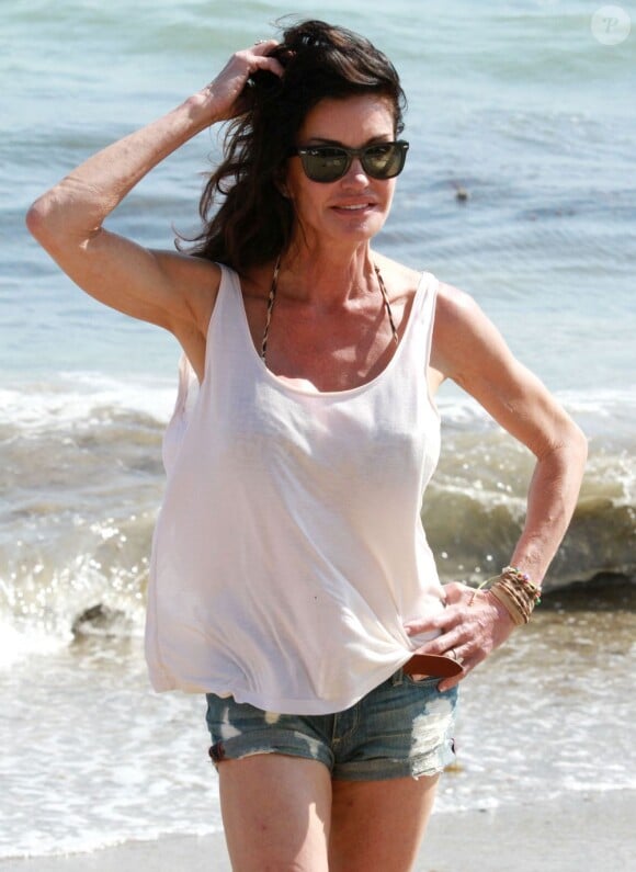 Janice Dickinson sur une plage à Malibu à l'occasion de la fête nationale, le 4 juillet 2013.
