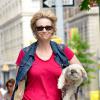 Exclusif - Jane Lynch se promène avec sa chienne Olivia, à New York, le 12 juillet 2013.
