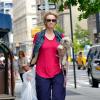 Exclusif - Jane Lynch se promène avec sa fidèle chienne Olivia, a New York, le 12 juillet 2013.