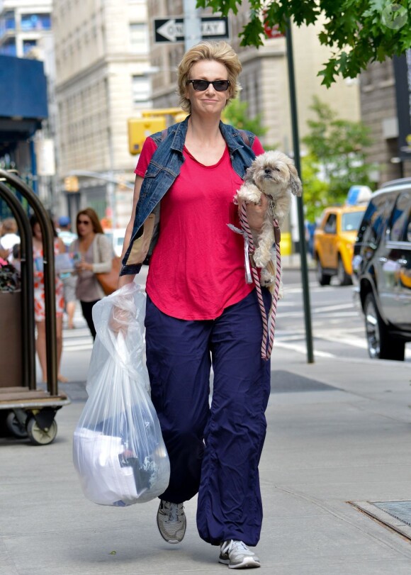 Exclusif - Jane Lynch se promène avec sa fidèle chienne Olivia, a New York, le 12 juillet 2013.