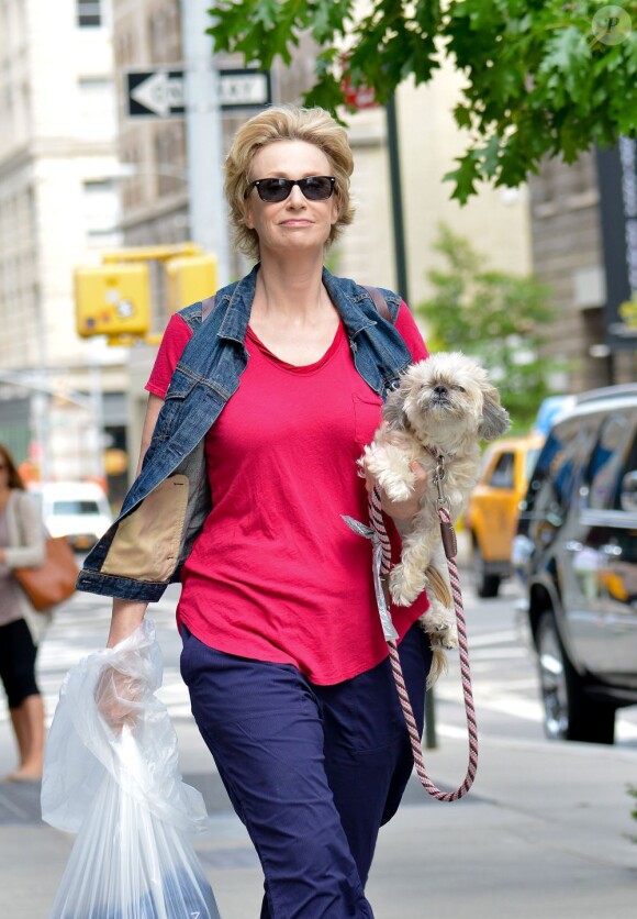Exclusif - Jane Lynch se promène avec sa chienne Olivia, dans les rues de New York, le 12 juillet 2013.