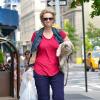 Exclusif - Jane Lynch se promène avec sa chienne Olivia, à New York, le 12 juillet 2013.