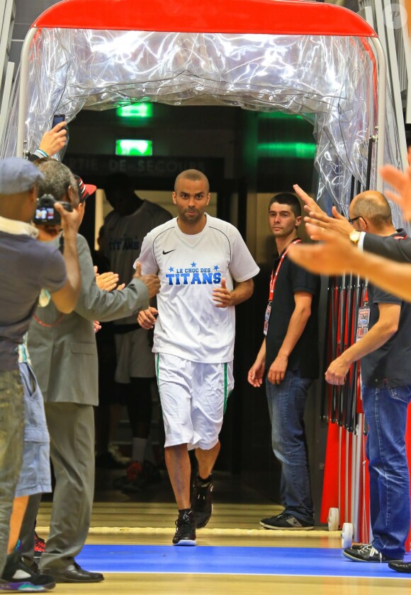 Une entrée triomphale... Tony Parker, le Spur, retrouvait Ian Mahinmi, le Pacer, au Palais des Sports Saint-Sauveur de Lille, le 12 juillet 2013 pour le match exhibition Le Choc des Titans en clôture du camp d'été du Lille Métropole Basket.