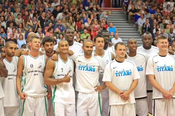 Tony Parker, le Spur, retrouvait Ian Mahinmi, le Pacer, au Palais des Sports Saint-Sauveur de Lille, le 12 juillet 2013 pour le match exhibition Le Choc des Titans en clôture du camp d'été du Lille Métropole Basket.