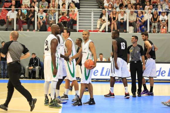 Tony Parker, le Spur, retrouvait Ian Mahinmi, le Pacer, au Palais des Sports Saint-Sauveur de Lille, le 12 juillet 2013 pour le match exhibition Le Choc des Titans en clôture du camp d'été du Lille Métropole Basket.