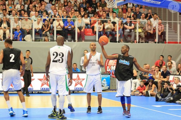 Tony Parker, le Spur, retrouvait Ian Mahinmi, le Pacer, au Palais des Sports Saint-Sauveur de Lille, le 12 juillet 2013 pour le match exhibition Le Choc des Titans en clôture du camp d'été du Lille Métropole Basket.
