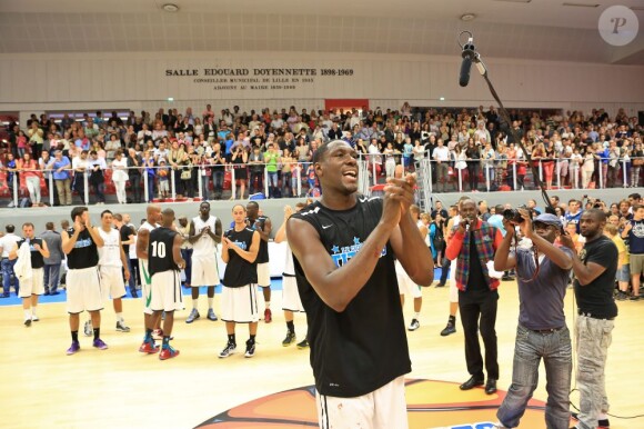 Tony Parker, le Spur, retrouvait Ian Mahinmi, le Pacer, au Palais des Sports Saint-Sauveur de Lille, le 12 juillet 2013 pour le match exhibition Le Choc des Titans en clôture du camp d'été du Lille Métropole Basket.