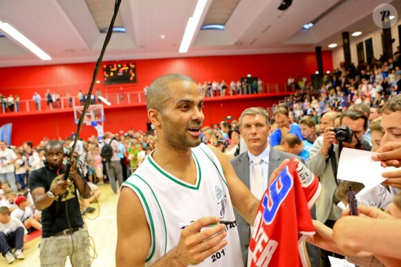 Tony Parker, le Spur, retrouvait Ian Mahinmi, le Pacer, au Palais des Sports Saint-Sauveur de Lille, le 12 juillet 2013 pour le match exhibition Le Choc des Titans en clôture du camp d'été du Lille Métropole Basket.