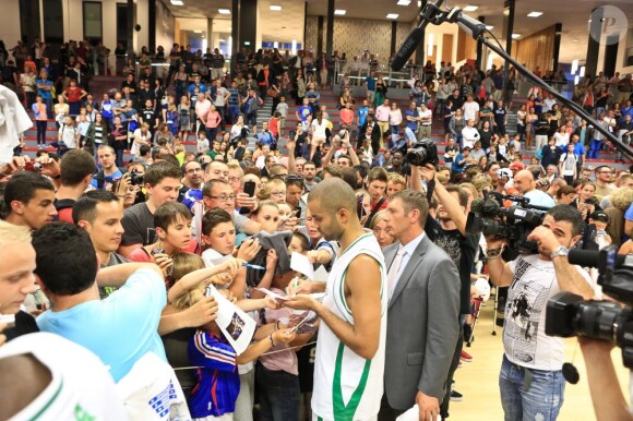 Tony Parker, le Spur, retrouvait Ian Mahinmi, le Pacer, au Palais des Sports Saint-Sauveur de Lille, le 12 juillet 2013 pour le match exhibition Le Choc des Titans en clôture du camp d'été du Lille Métropole Basket.