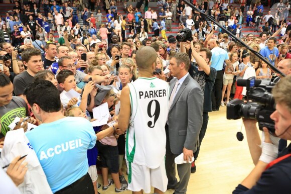Tony Parker, le Spur, retrouvait Ian Mahinmi, le Pacer, au Palais des Sports Saint-Sauveur de Lille, le 12 juillet 2013 pour le match exhibition Le Choc des Titans en clôture du camp d'été du Lille Métropole Basket.