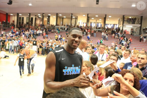 Tony Parker, le Spur, retrouvait Ian Mahinmi, le Pacer, au Palais des Sports Saint-Sauveur de Lille, le 12 juillet 2013 pour le match exhibition Le Choc des Titans en clôture du camp d'été du Lille Métropole Basket.