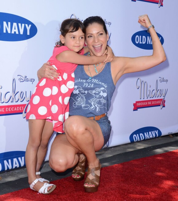 Constance Marie et sa fille Luna Marie lors du lancement de de la collection Mickeyt Through the Decades de la marque Old Navy, dans les studios Disney de Los Angeles, le 13 juillet 2013