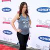 La ravissante Jennifer Love Hewitt, enceinte, dévoile son ventre de future maman lors du lancement de la collection "Mickey Through the Decades" d'Old Navy à Burbank, le 13 juillet 2013.