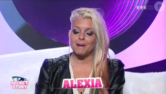 Alexia toujours en larmes à cause de Vincent dans la quotidienne de Secret Story 7 sur TF1 le samedi 13 juillet 2013