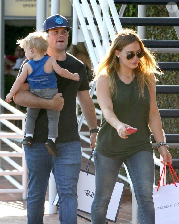 Hilary Duff, son mari Mike Comrie et leur fils Luca font du shopping chez Fred Segal à West Hollywood, le 13 juillet 2013.