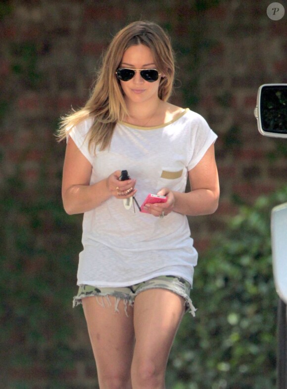 Hilary Duff et son fils Luca se rendent chez une amie à Beverly Hills, le 27 juin 2013.