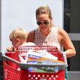 Hilary Duff et son fils Luca font des courses à Los Angeles, le 30 juin 2013.