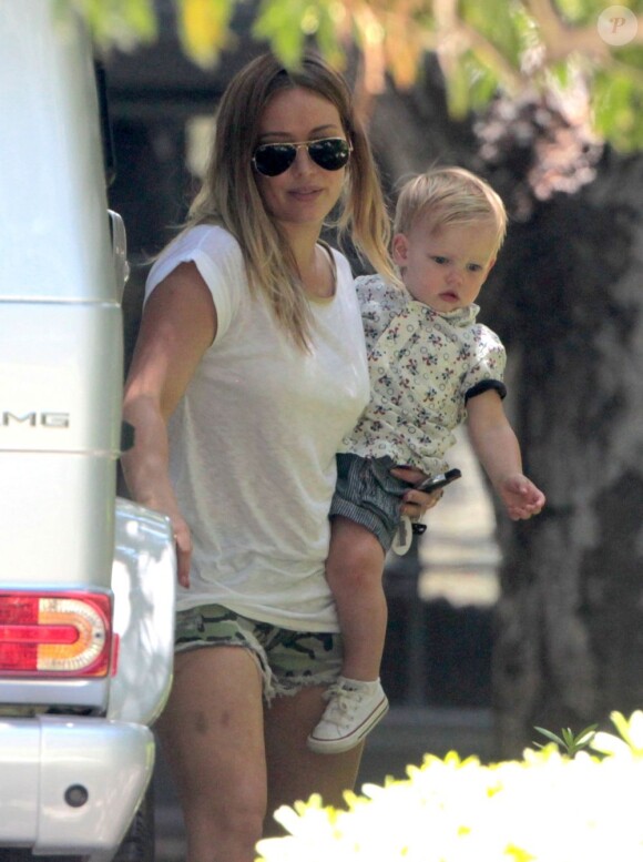 Hilary Duff et son fils Luca se rendent chez une amie à Beverly Hills, le 27 juin 2013.