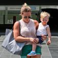 Hilary Duff et son fils Luca font des courses à Los Angeles, le 30 juin 2013.