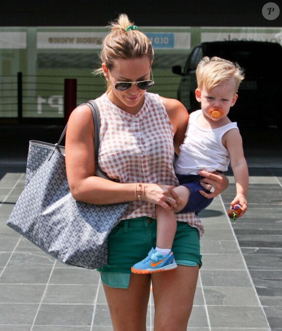 Hilary Duff et son fils Luca font des courses à Los Angeles, le 30 juin 2013.