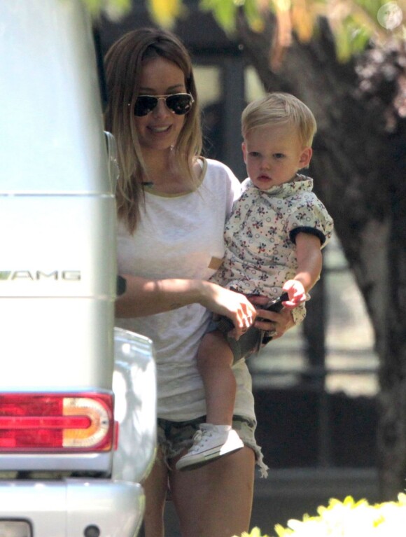 Hilary Duff et son fils Luca se rendent chez une amie à Beverly Hills, le 27 juin 2013.