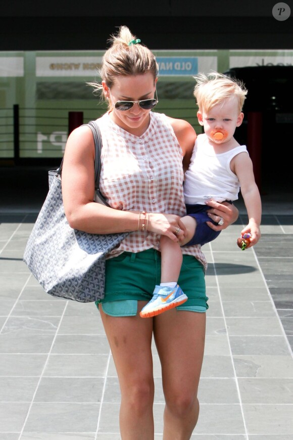 Hilary Duff et son fils Luca font des courses à Los Angeles, le 30 juin 2013.
