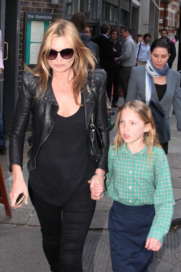Kate Moss et son mini-moi Lila en mai 2013 à Londres =