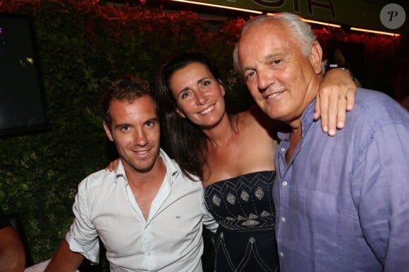 Christian Bîmes et sa femme Caroline, Richard Gasquet lors de la soirée au VIP Room de Saint-Tropez qui rassemblait les participants du Classic Tennis Tour, le 12 juillet 2013
