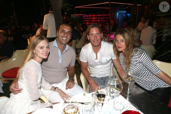 Thomas Enqvist et sa compagne, Cédric Pioline et sa compagne Oxana lors de la soirée au VIP Room de Saint-Tropez qui rassemblait les participants du Classic Tennis Tour, le 12 juillet 2013