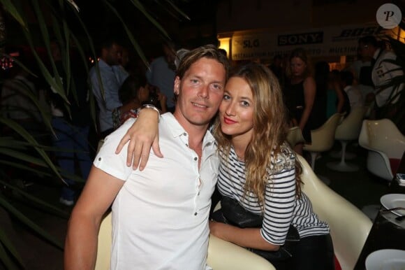 Thomas Enqvist et sa compagne lors de la soirée au VIP Room de Saint-Tropez qui rassemblait les participants du Classic Tennis Tour, le 12 juillet 2013