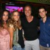 David Ginola, sa femme Coraline et leurs enfants lors de la soirée au VIP Room de Saint-Tropez qui rassemblait les participants du Classic Tennis Tour, le 12 juillet 2013
