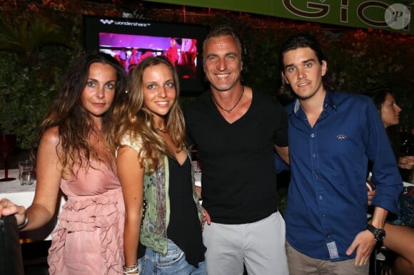 David Ginola, sa femme Coraline et leurs enfants lors de la soirée au VIP Room de Saint-Tropez qui rassemblait les participants du Classic Tennis Tour, le 12 juillet 2013