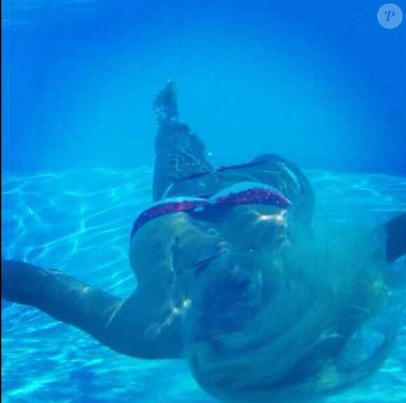 Amélie prend la pose au fond d'une piscine en Corse, le 13 juillet 2013