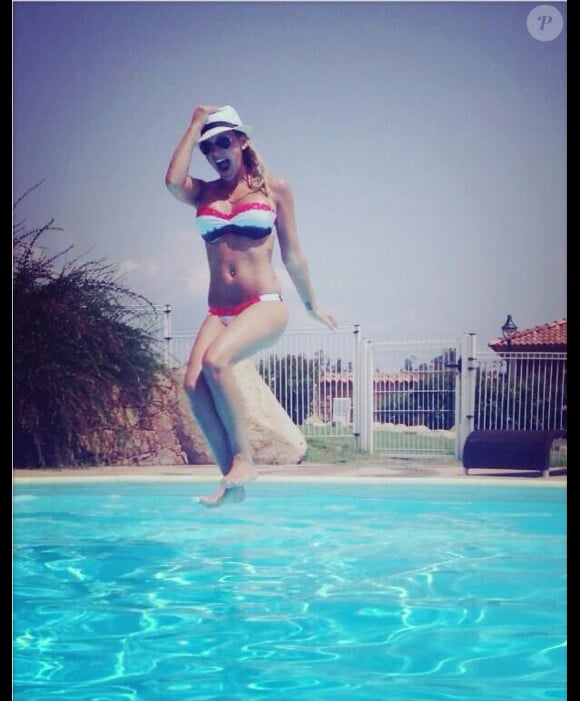 Amélie Neten : Une patriote sexy en bikini tricolore en Corse le 14 juillet 2013