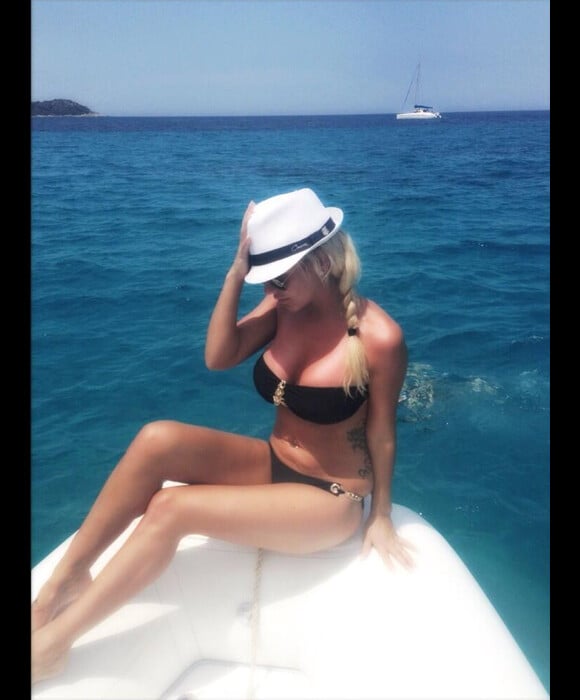 Amélie Neten, très sexy, le 10 juillet 2013 en Corse - Twitter