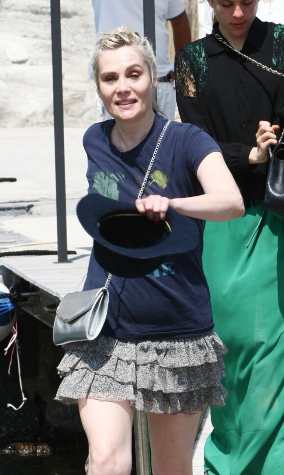 Emmanuelle Seigner s'éclate à Ischia, Italie, le 16 juillet 2013.