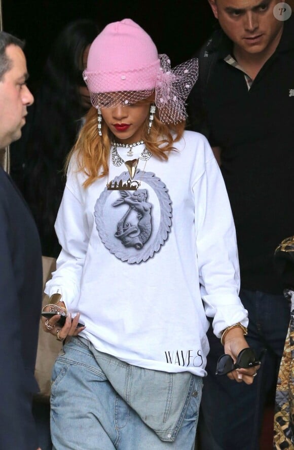 Rihanna façon bling-bling porte la salopette comme personne. Juin 2013 à Dublin