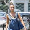 Jessica Alba arrive à son bureau de Santa Monica le 16 juillet 2013 en portant une salopette splendide