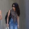 Selena Gomez à la sortie d'un cours de danse à Los Angeles porte une salopette délavée. Avril 2013