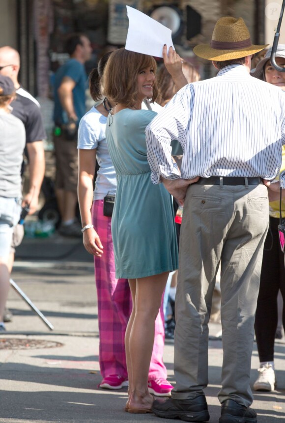 Jennifer Aniston rieuse sur le tournage du film "Squirrels to the Nuts" à New York le 17 juillet 2013.