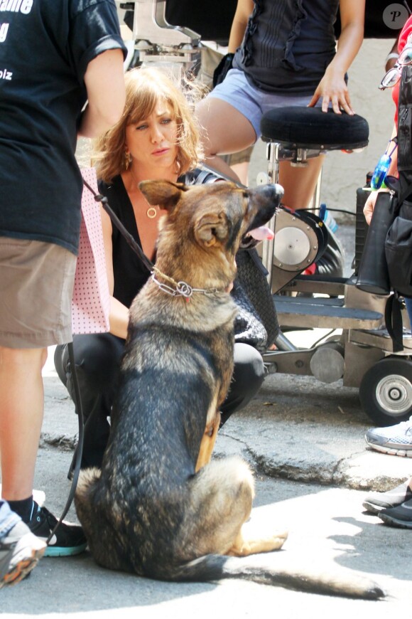 Jennifer Aniston en action sur le tournage du film "Squirrels to the Nuts" à New York le 17 juillet 2013.